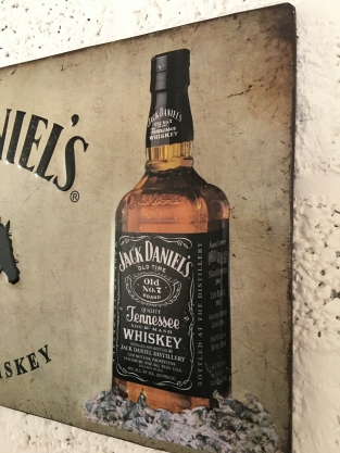 Metallplatte mit aufgemalten Jack Daniel's Artikeln